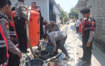Bantu Warga Hadapi Kekeringan, Polres Blitar Kota Salurkan 3.000 Liter Air Bersih