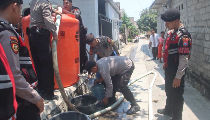 Bantu Warga Hadapi Kekeringan, Polres Blitar Kota Salurkan 3.000 Liter Air Bersih