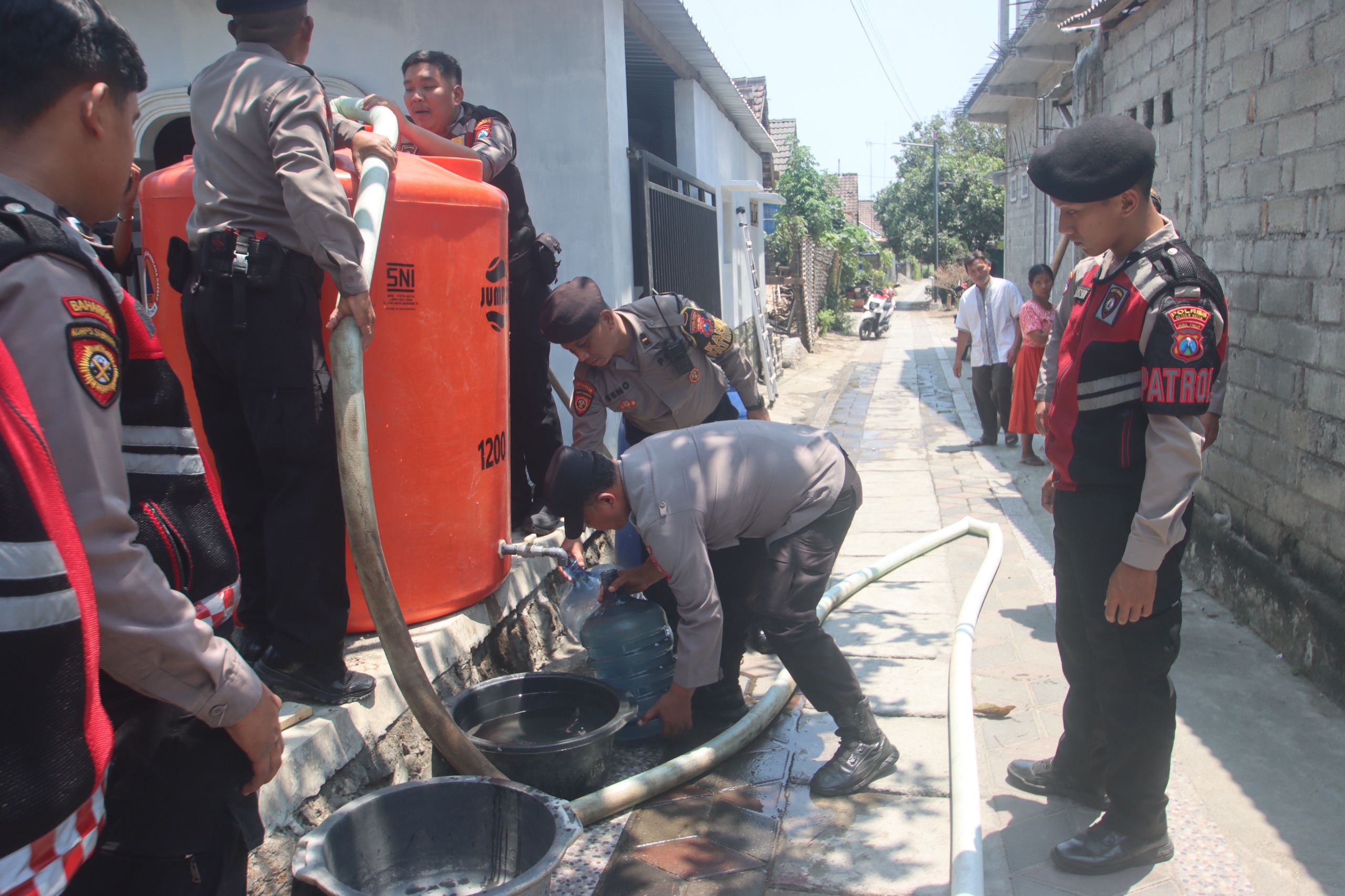 Bantu Warga Hadapi Kekeringan, Polres Blitar Kota Salurkan 3.000 Liter Air Bersih 1 WhatsApp Image 2026 10 23 at 16.34.38
