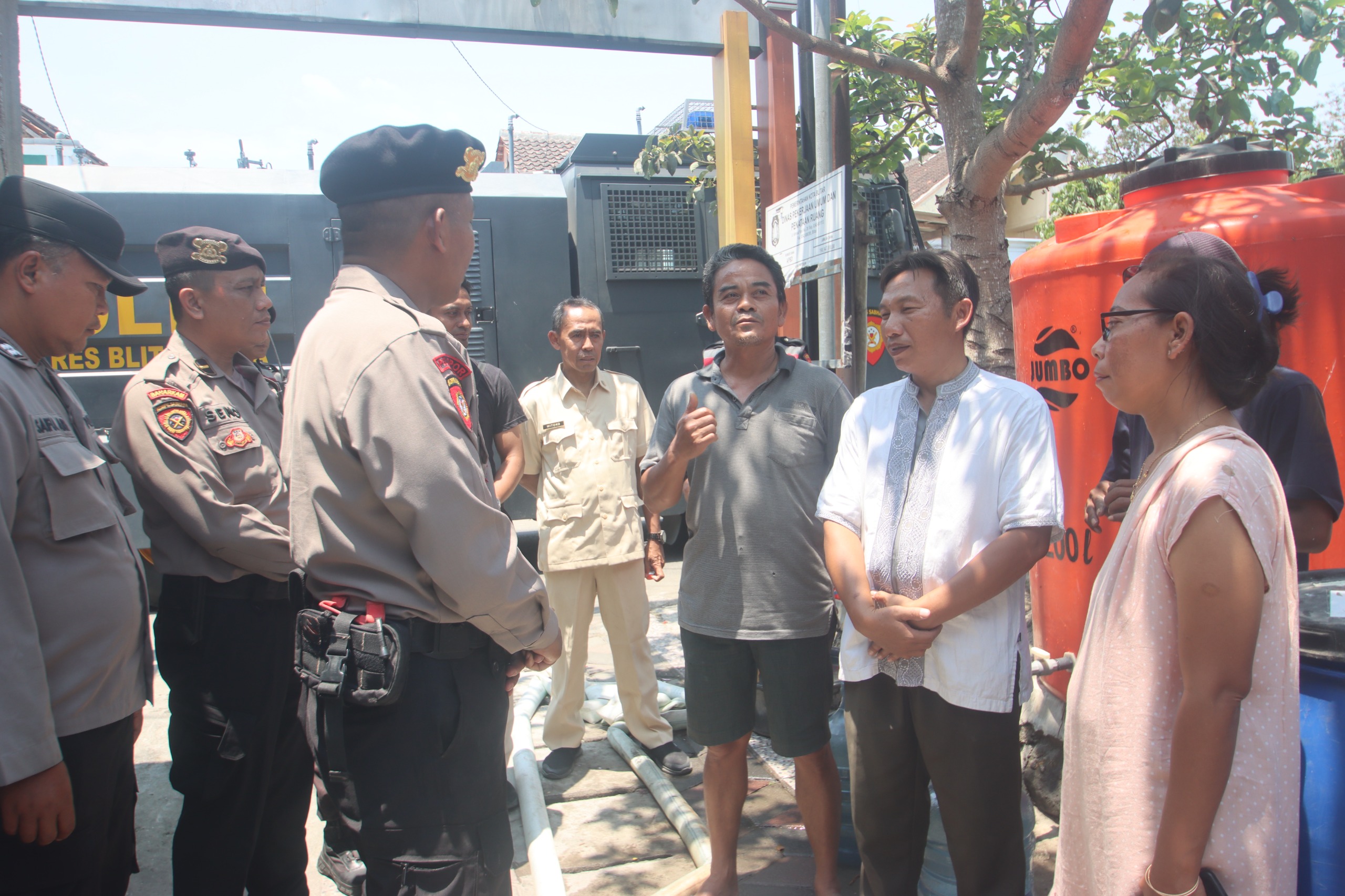Bantu Warga Hadapi Kekeringan, Polres Blitar Kota Salurkan 3.000 Liter Air Bersih 2 WhatsApp Image 2026 10 23 at 16.34.39